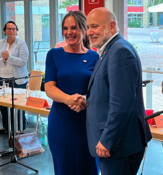 Thomas Beckmann (FDP) gratuliert der Bürgervorsteherin Annabell Krämer.