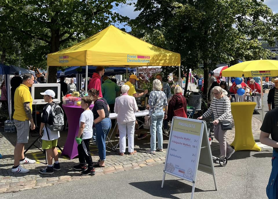 Waffeln, Kaffee und Bilder bei bestem Wetter