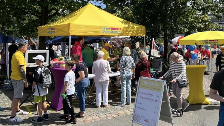 Waffeln, Kaffee und Bilder bei bestem Wetter